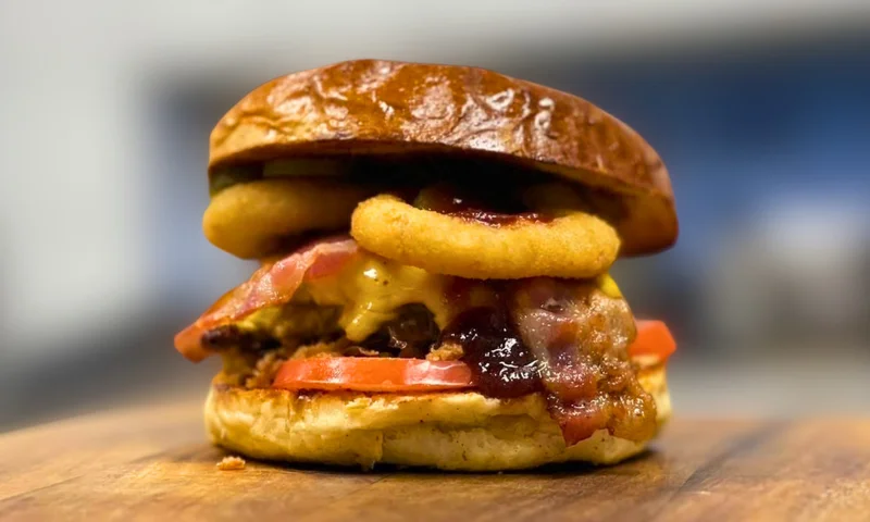 Valentin-napi Burger 1 Hagymakarikás valentin napi burger